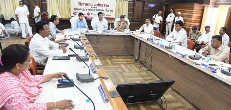 रायपुर : अधिकारी-कर्मचारी अनुशासित और संकल्पित होकर विकसित छत्तीसगढ़ के लिए करें काम – प्रभारी सचिव बोरा