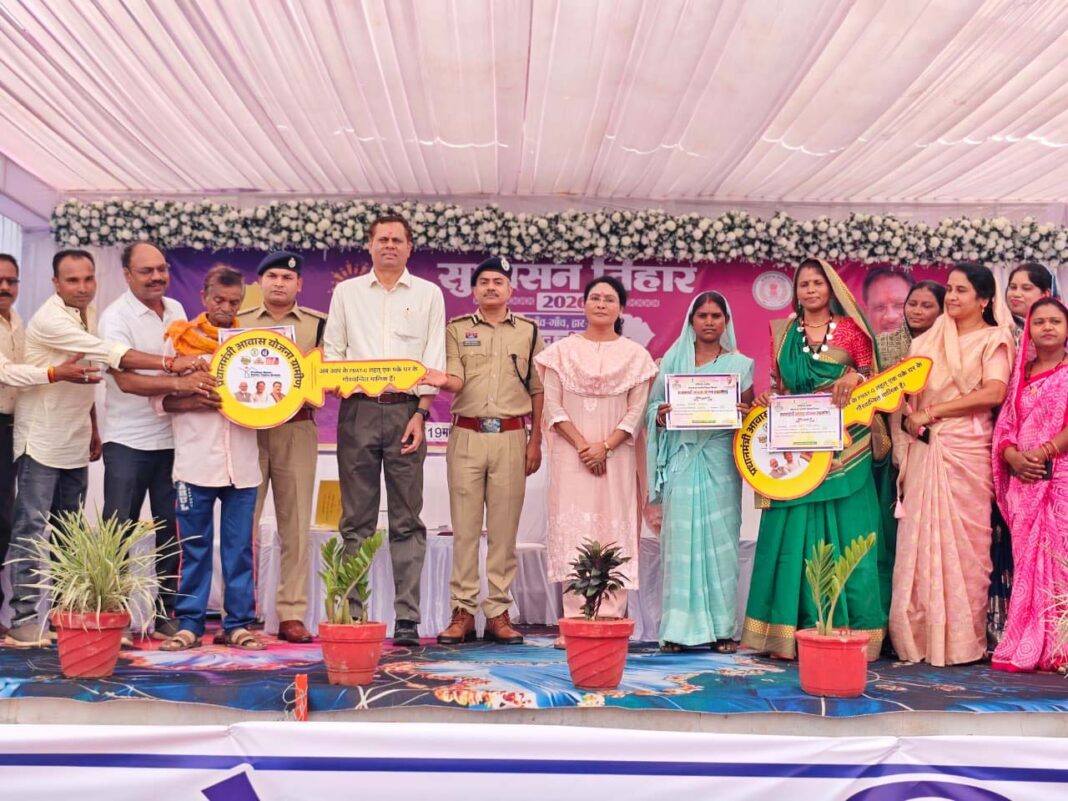 रायपुर : सुशासन तिहार में उर्मिला को मिला आवास का उपहार