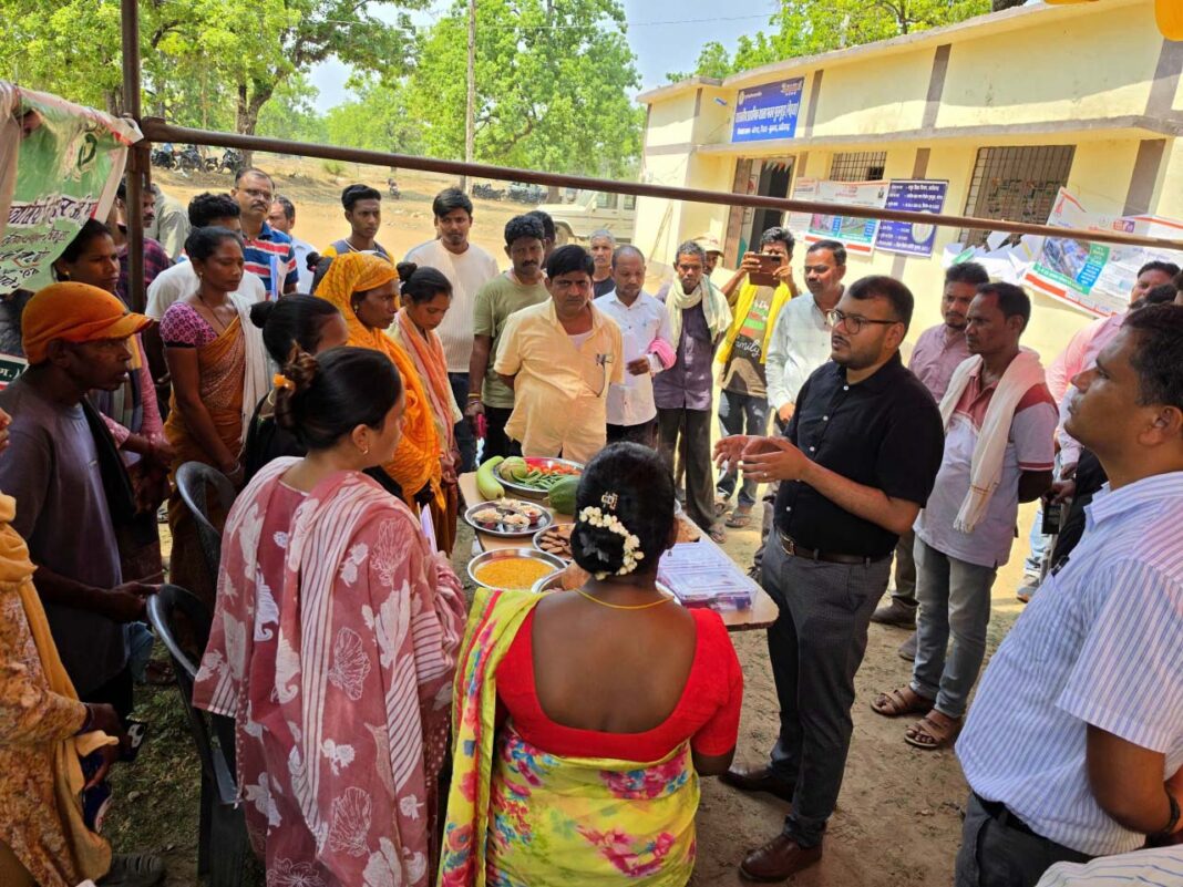 रायपुर : पुसगुड़ा में दिखी सुशासन की सच्ची तस्वीर, महुआ पेड़ के नीचे लगी जनचौपाल