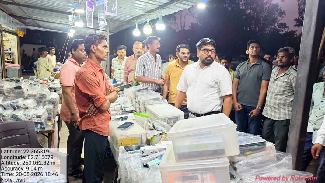 KORBA : बुधवारी आनंद बाजार पहुंचे आयुक्त, दुकानदारों से की भेंट, सम्पूर्ण परिसर में प्रकाश व्यवस्था व मिनी चैपाटी के रूप में विकसित करने के दिये निर्देश