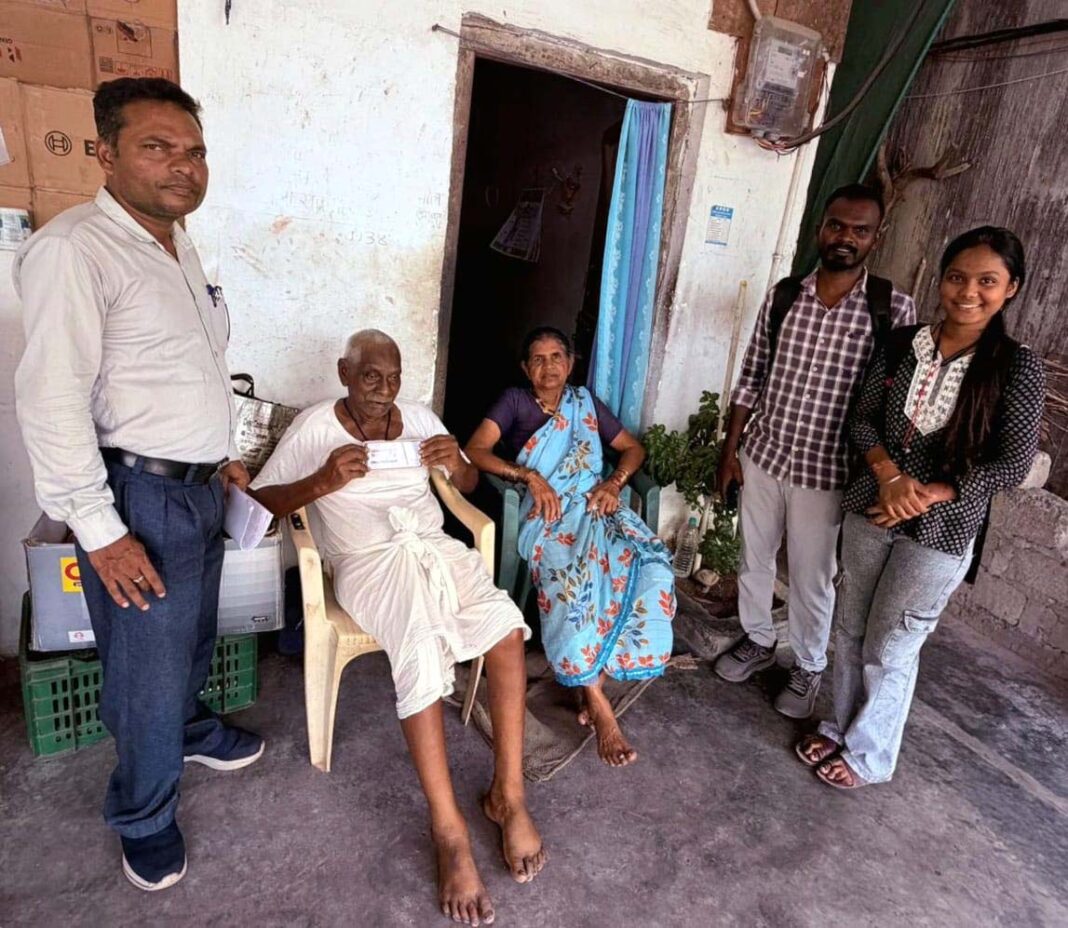रायपुर : सुशासन तिहार 2026 : चलने में असमर्थ बुजुर्गों के द्वार पहुंची स्वास्थ्य विभाग की टीम, घर बैठे बन रहे आयुष्मान वय वंदन कार्ड