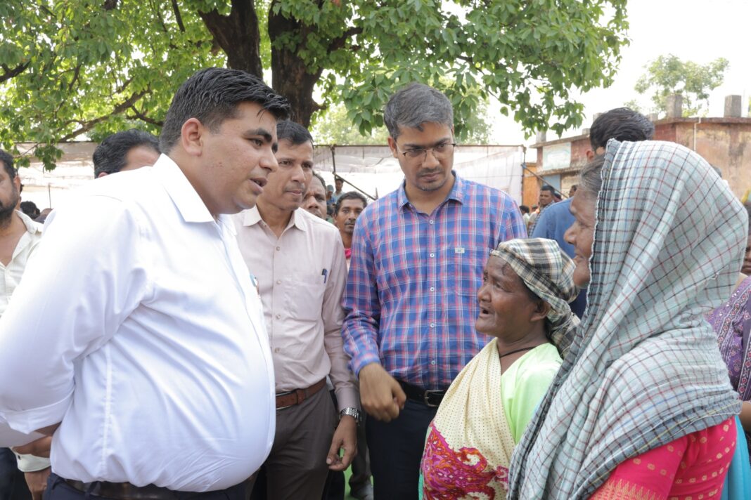 KORBA : कैसी हो माताजी… राशन मिल रहा है न ”कलेक्टर के आत्मीयता भरे सवाल ने वृद्धा के चेहरे पर लाई मुस्कान‘‘
