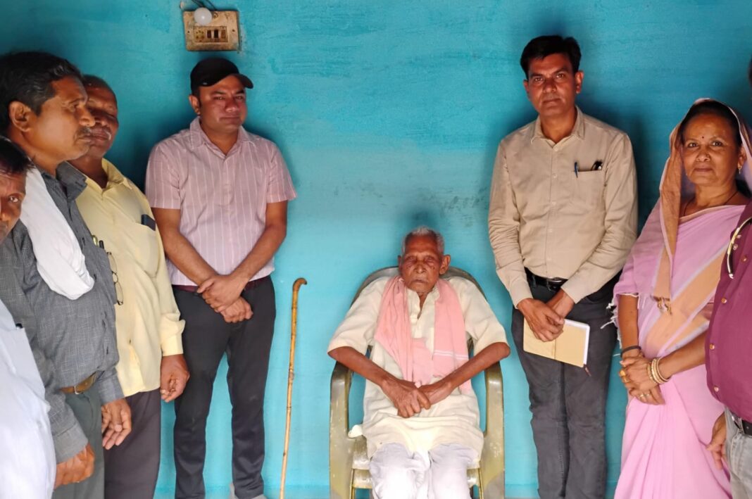 कोरबा जिले की ऐतिहासिक नगरी तुमान में ज्ञानभारतम राष्ट्रीय पाण्डुलिपि सर्वेक्षण अभियान के तहत प्राचीन पाण्डुलिपियों को खोजने सर्वेक्षण शुरू हुआ