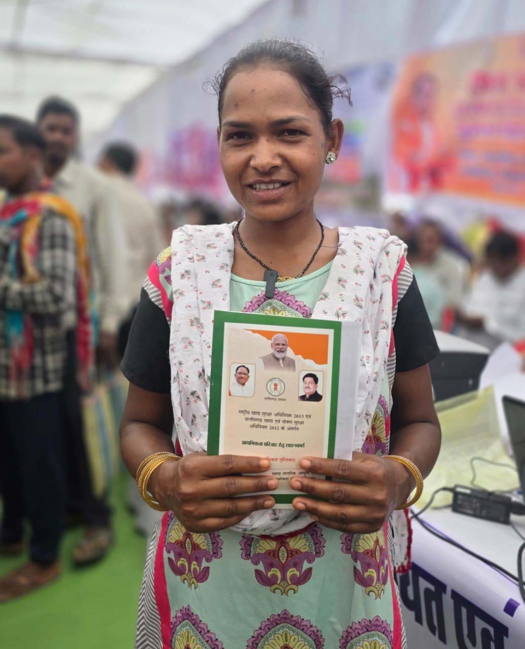 रायपुर : सुशासन तिहार बना ग्रामीणों के लिए राहत का माध्यम : अनीता को मिला नया राशन कार्ड