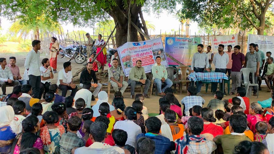 रायपुर : सुशासन की मोटरसाइकिल से दुर्गम पहाड़ों तक पहुँचे कलेक्टर-एसपी