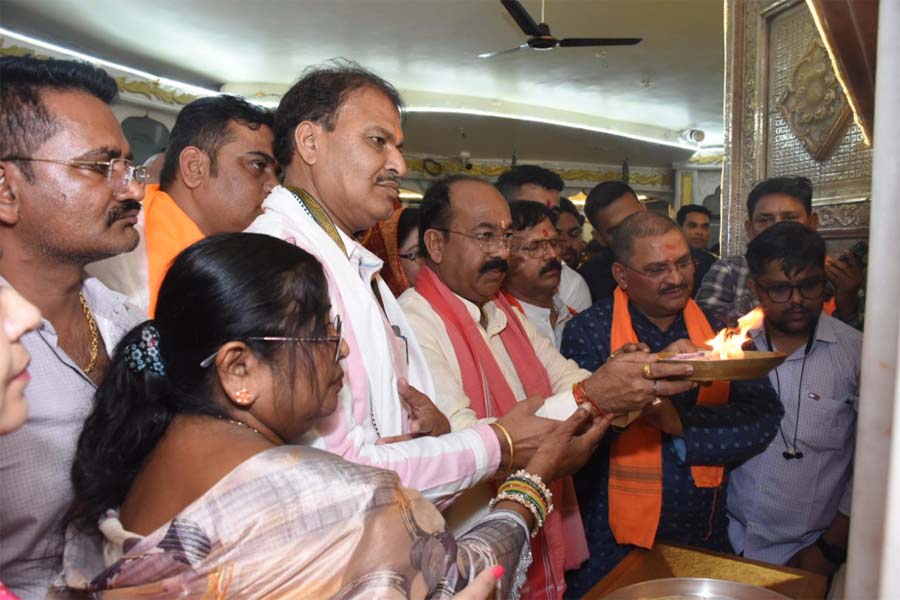 रायपुर : उप मुख्यमंत्री अरुण साव ने माँ बम्लेश्वरी मंदिर पहुंचकर पूजा-अर्चना की