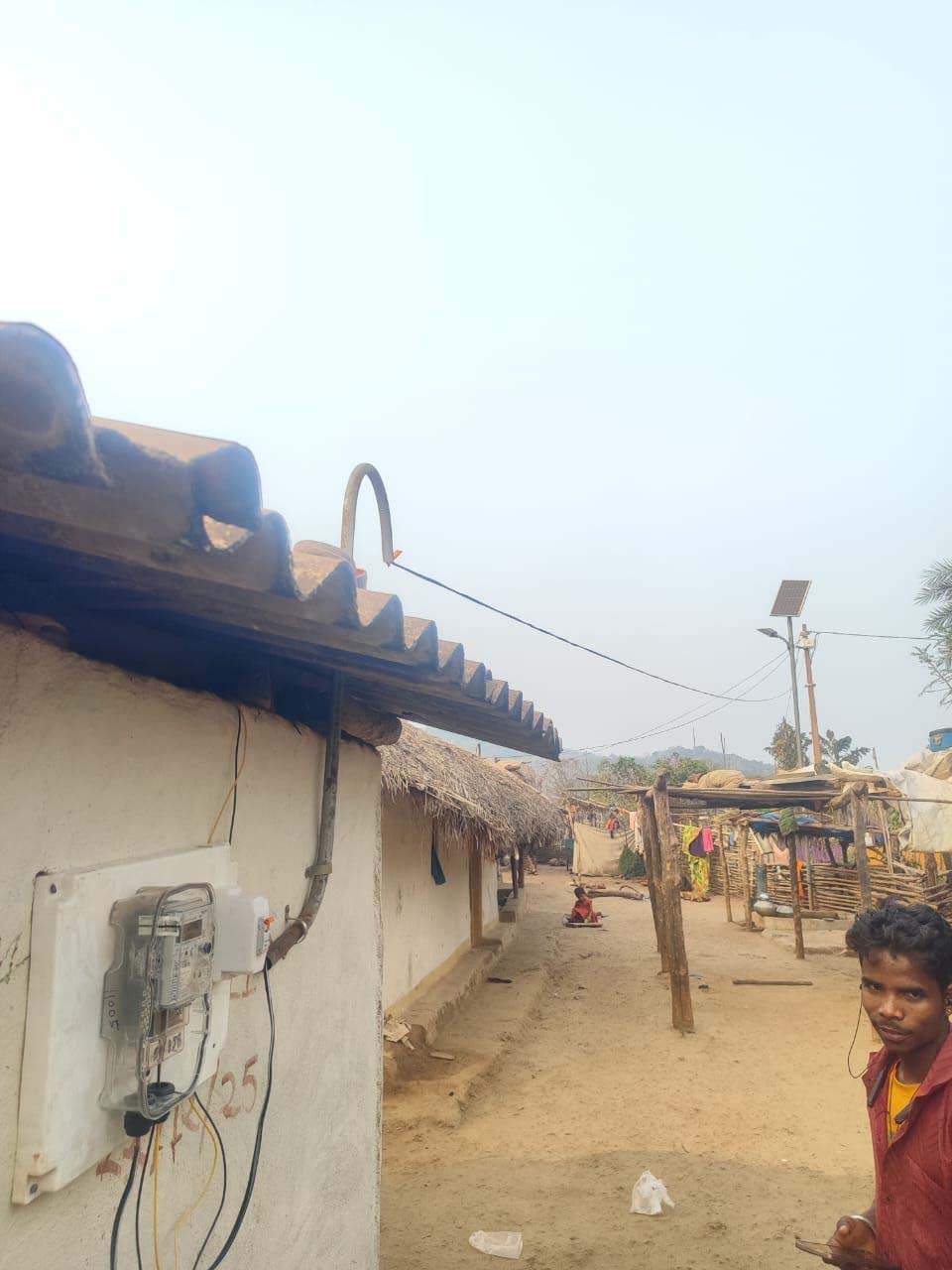 रायपुर : दशकों के अंधेरे से बाहर आया गारपा, नियद नेल्लानार योजना से पहली बार घर-घर पहुँची बिजली