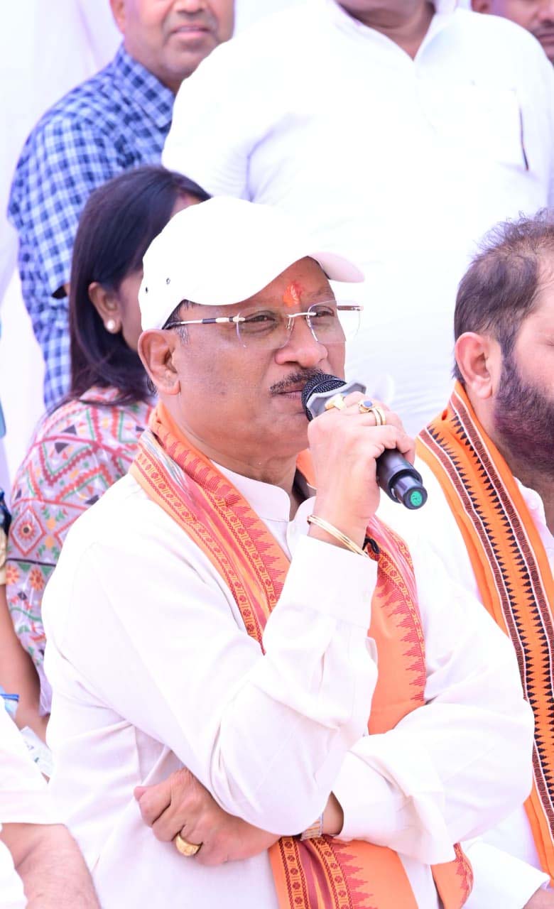 रायपुर : सरगुजा जिले के ग्राम सिलमा में अचानक उतरा मुख्यमंत्री साय का हेलीकॉप्टर
