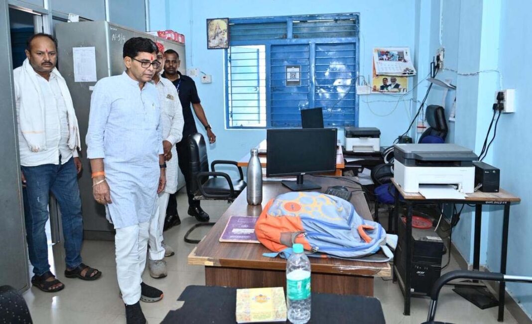 ​रायपुर : शैक्षणिक और गैर-शैक्षणिक स्टाफ अनिवार्य रूप से निर्धारित समय पर महाविद्यालय में उपस्थित रहें – मंत्री टंक राम वर्मा