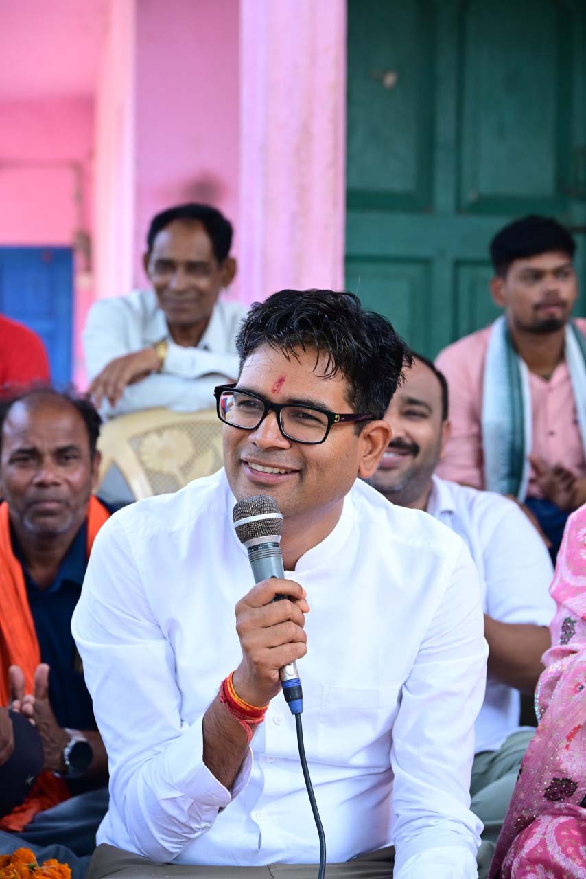 रायपुर : वित्त मंत्री ओ.पी. चौधरी ने ग्राम डुमरमुड़ा में ग्रामीणों से किया आत्मीय संवाद
