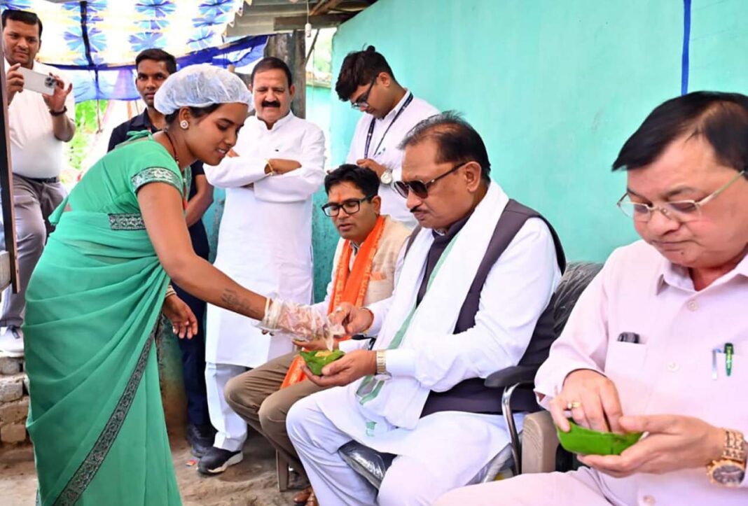 रायपुर : लखपति दीदी मंजू की संघर्षगाथा बनी आत्मनिर्भरता की प्रेरक मिसाल