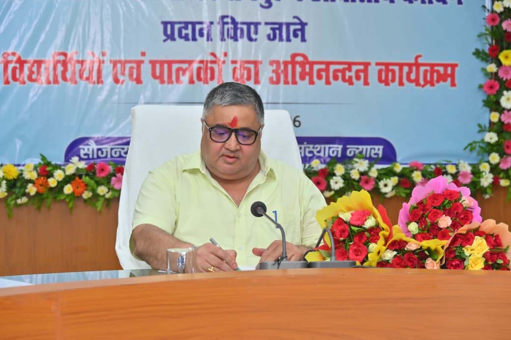 रायपुर : ओजस्वी सरगुजा : सपनों को मिलेगी नई उड़ान, 55 मेधावी विद्यार्थी नीट-जेईई की तैयारी हेतु रायपुर रवाना