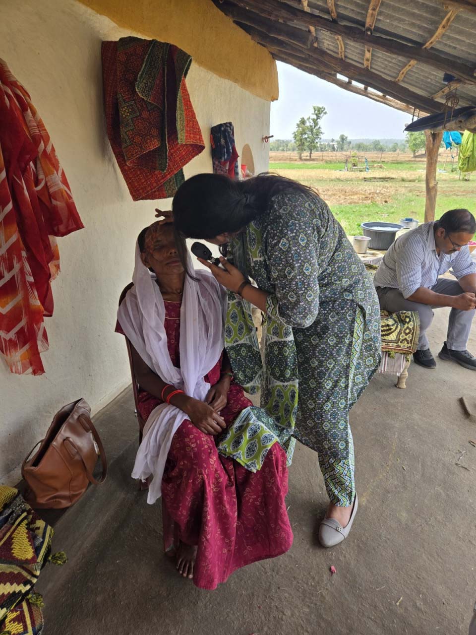 रायपुर : भालू हमले की पीड़िता प्रेमबाई के घर पहुँची मेडिकल बोर्ड की टीम, जांच में 55 : दिव्यांगता की पुष्टि