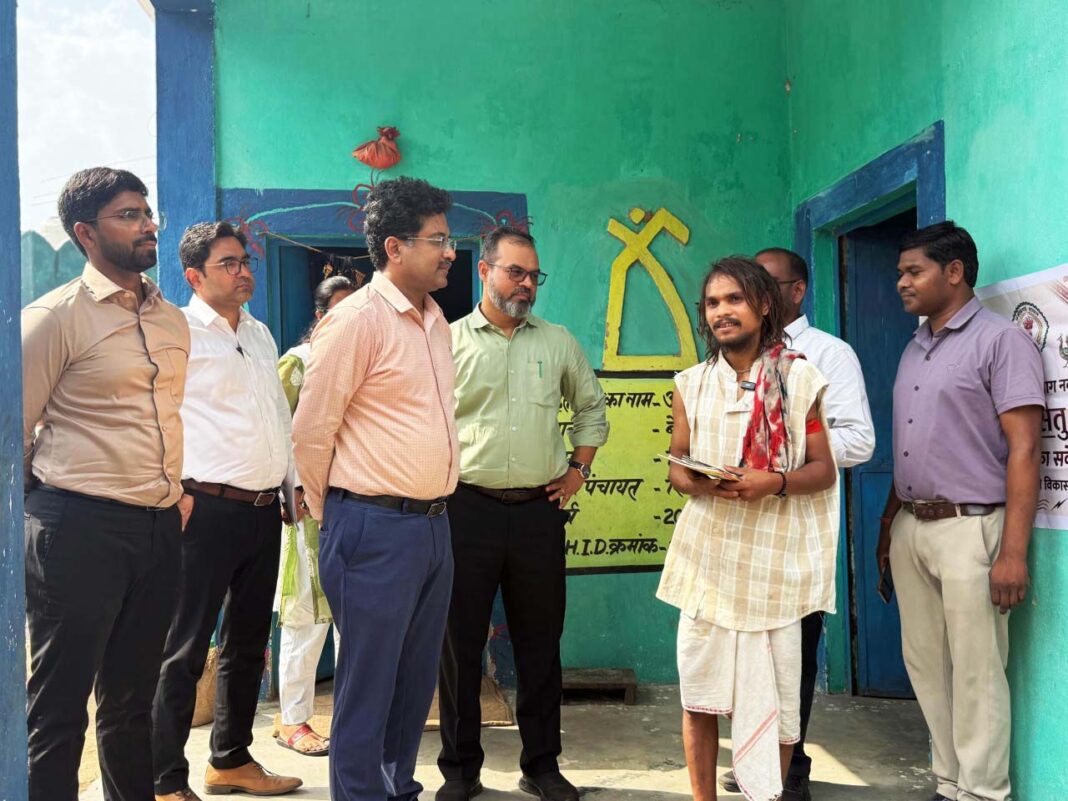 रायपुर : योजनाओं की जमीनी हकीकत जानने ग्राम शिवतराई पहुंचे प्रमुख सचिव