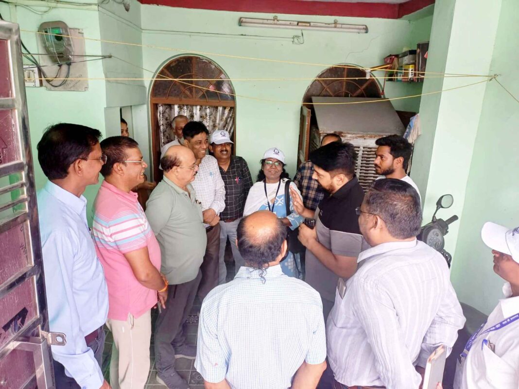 KORBA : डिजिटल जनगणना 2027 : आयुक्त ने किया मकान सूचीकरण कार्य का औचक निरीक्षण, प्रगणकों का किया मार्गदर्शन