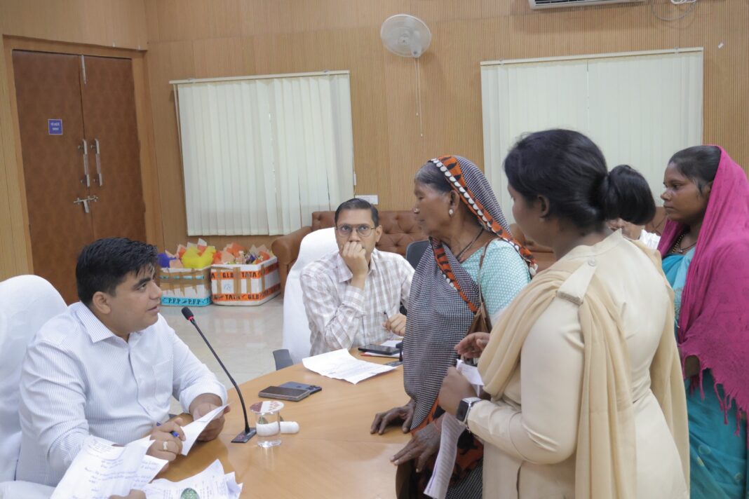 KORBA : जनदर्शन में कलेक्टर कुणाल दुदावत ने सुनी आमनागरिकों की समस्याएं