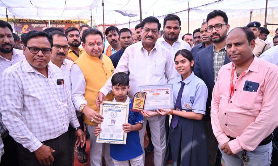 रायपुर : मंत्री दयाल दास बघेल ने बाल वैज्ञानिक सृष्टि और पीयूष को किया सम्मानित