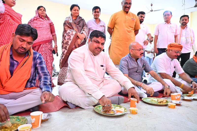 रायपुर : श्रमिक दिवस पर सेवा सदन में सामूहिक भोजन एवं संवाद कार्यक्रम आयोजित