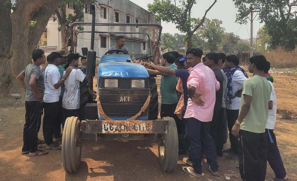 ​रायपुर : बंदूक छोड़ थामा ट्रैक्टर का स्टीयरिंग : नारायणपुर में आत्मसमर्पित नक्सलियों की नई शुरुआत