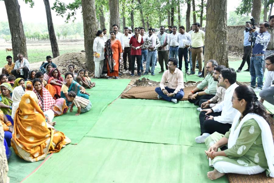 रायपुर : जमीन पर बैठकर सुनी अचानकमार क्षेत्र के लोगों की फरियाद