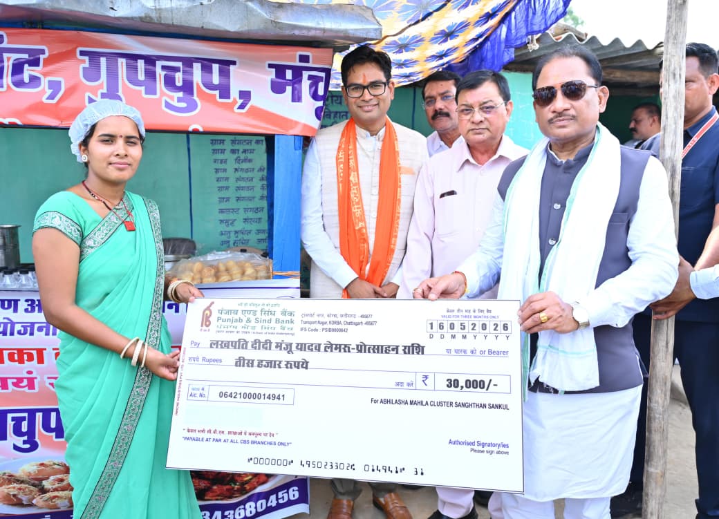 KORBA : सुशासन तिहार 2026 : मुख्यमंत्री विष्णु देव साय ने लेमरू में लखपति दीदी मंजू यादव के ठेले पर लिया गुपचुप का स्वाद