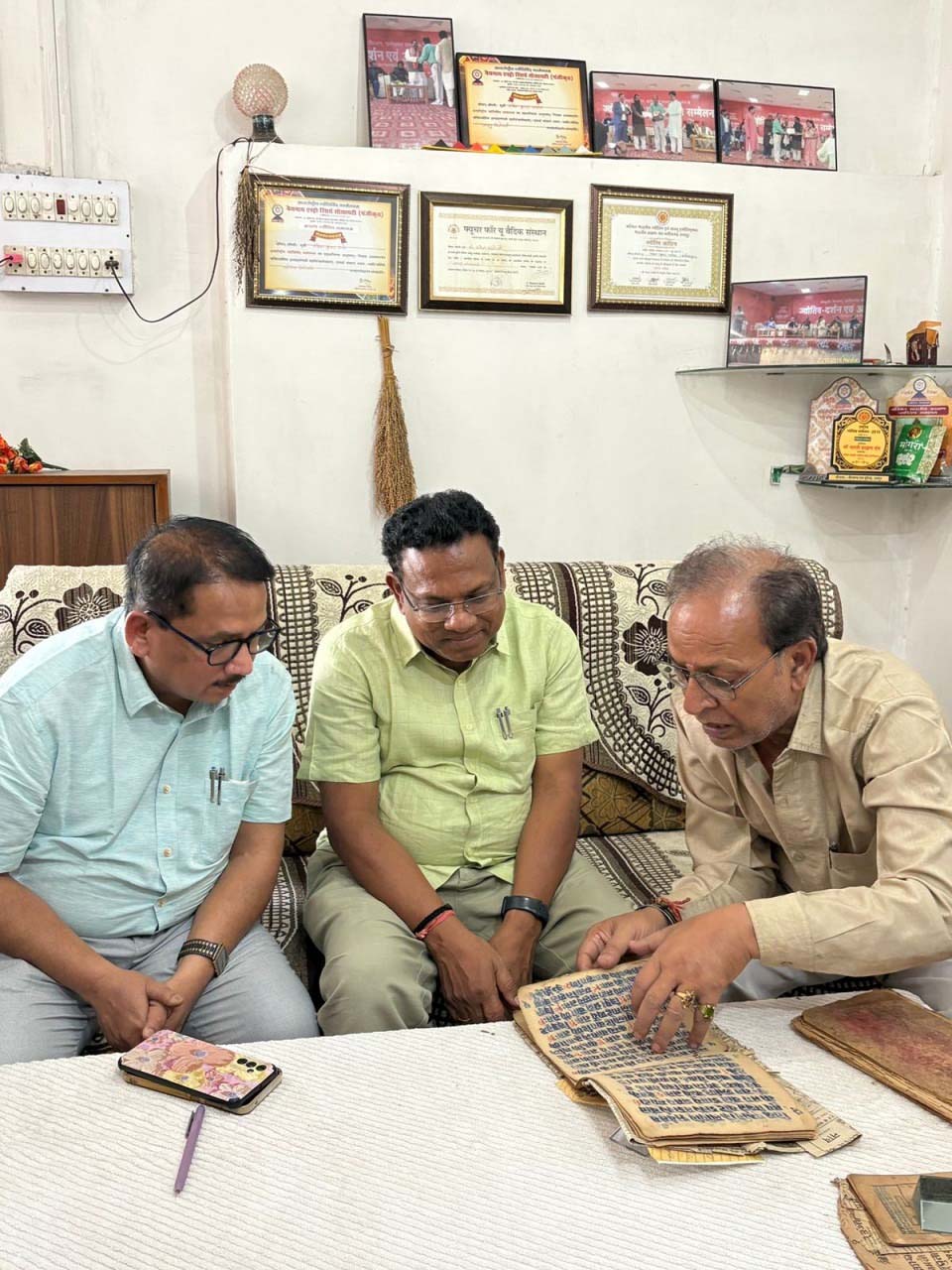 रायपुर : ज्ञानभारतम अभियान सरगुजा में मिलीं 140 वर्ष पुरानी तंत्र साधना की दुर्लभ पांडुलिपियां