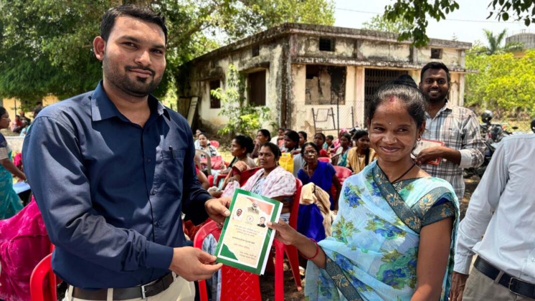 रायपुर : सुशासन तिहार में मिला नवीनीकृत राशन कार्ड, सीता वेक के चेहरे पर लौटी मुस्कान