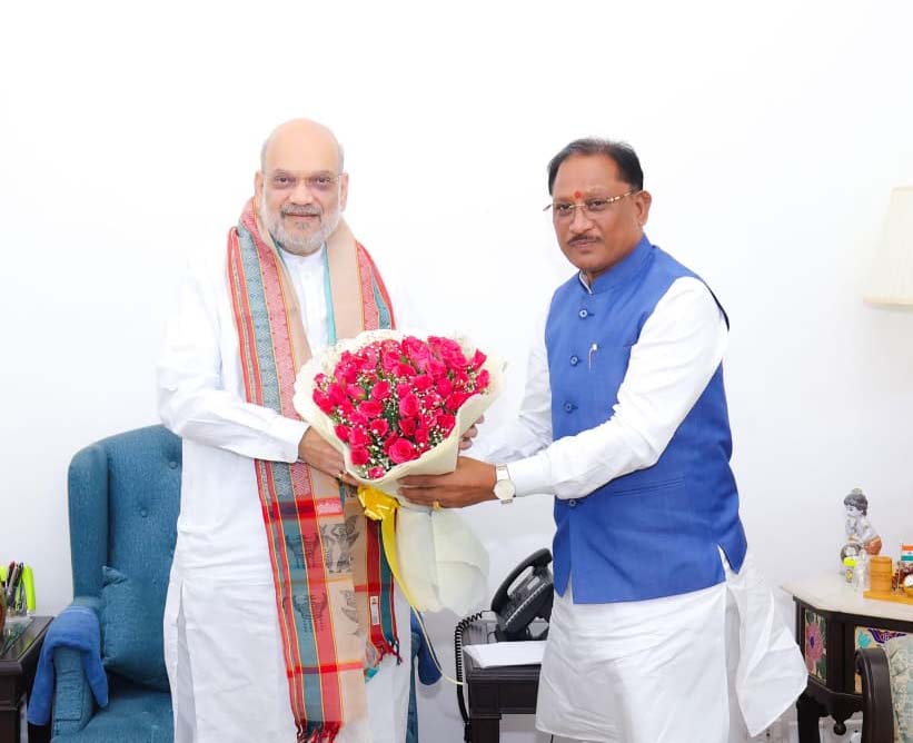 रायपुर : जहां कभी एम्बुलेंस पहुंचना भी सपना था, वहां अब डॉक्टर दे रहे दस्तक : बस्तर के जंगलों तक पहुंची स्वास्थ्य क्रांति