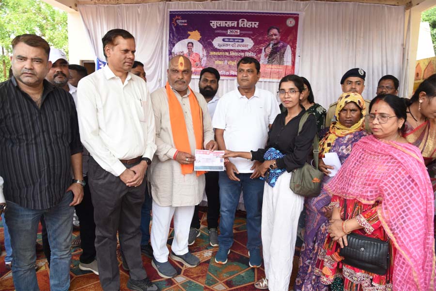 रायपुर : सुशासन शिविर में विधायक चंद्राकर ने महिला समूह को वितरित किया चार लाख रूपए का चेक