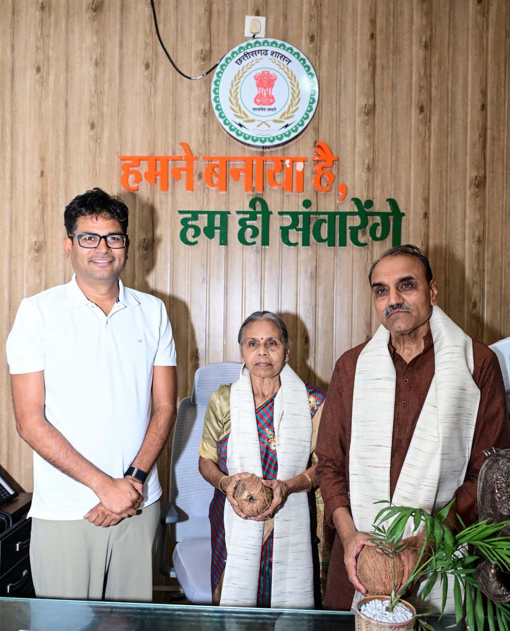 रायपुर : बस्तर में चिकित्सा की अलख जगाने वाले पद्मश्री डॉ. गोडबोले दंपति का वित्त मंत्री ओपी चौधरी ने किया आत्मीय अभिनंदन
