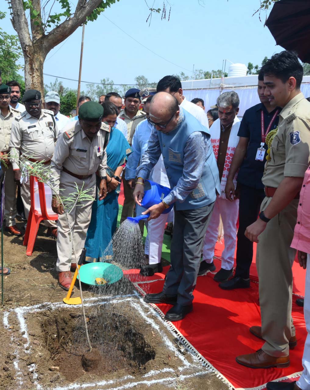 रायपुर : राज्यपाल रमेन डेका ने लगाया एक पेड़ मां के नाम का पौधा