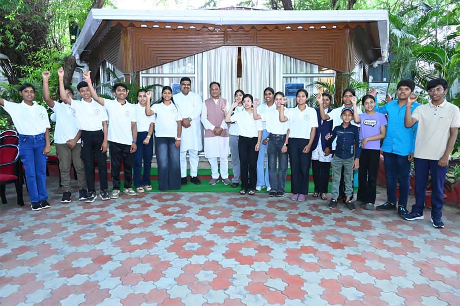 रायपुर : मुख्यमंत्री विष्णुदेव साय ने प्रावीण्य सूची के मेधावी विद्यार्थियों से की आत्मीय चर्चा