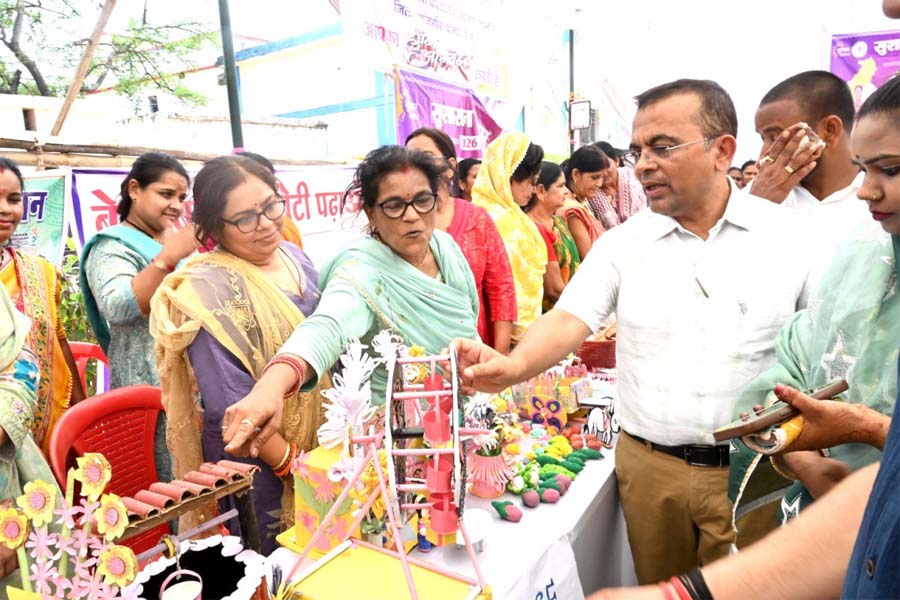 रायपुर : सुशासन तिहार : ग्राम पंचायत अमोरा में आयोजित जनसमस्या निवारण शिविर में 1320 आवेदन प्राप्त