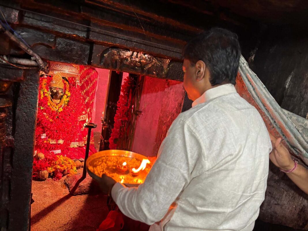 रायपुर : वन मंत्री केदार कश्यप ने किए मां दंतेश्वरी के दर्शन, प्रदेश की सुख-समृद्धि और खुशहाली की कामना की