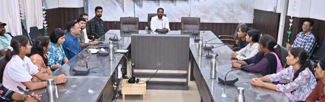 रायपुर : अज़ीम प्रेमजी स्कॉलरशिप : धमतरी की 200 से अधिक बेटियों के सपनों को मिली नई उड़ान