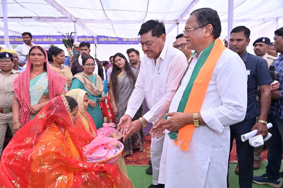 रायपुर : जनकल्याणकारी योजनाओं का लाभ प्रत्येक पात्र व्यक्ति तक पहुंचाना, शासन का उद्देश्य – प्रभारी मंत्री दयालदास बघेल