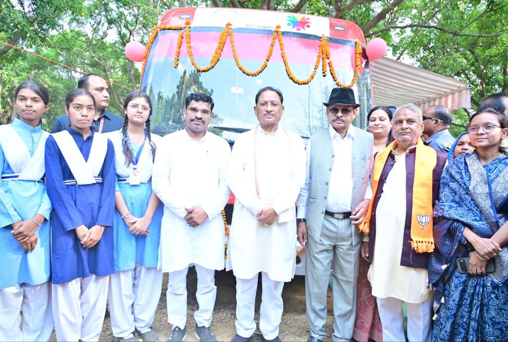 रायपुर : मुख्यमंत्री विष्णु देव साय ने ‘कामयाबी वेन’ को दिखाई हरी झंडी : दूरस्थ गांवों के विद्यार्थियों तक पहुंचेगी डिजिटल शिक्षा की नई रोशनी
