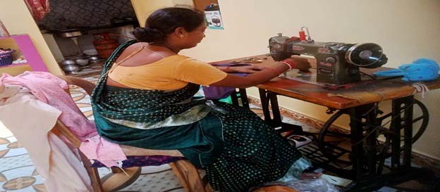 रायपुर : सिलाई और कृषि कार्य से आत्मनिर्भर बनीं चंदखुरी की लता देवांगन