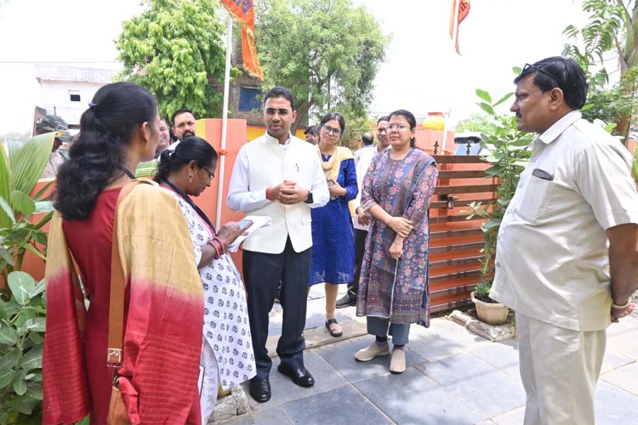 रायपुर : बलौदा बाजार कलेक्टर ने प्रगणक बन किया डिजिटल जनगणना