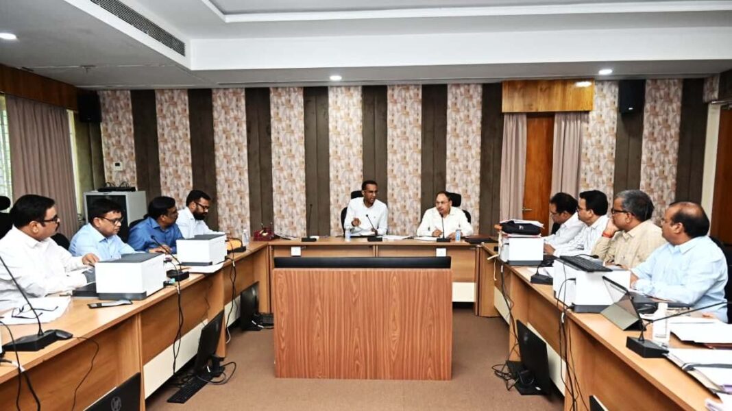 रायपुर : नगरीय निकाय से समन्वय कर शहर के बीच बनने वाली सड़कों में निर्माण के दौरान ही करें नाली, अंडरग्राउंड केबल, पाइपलाइन के लिए प्रावधान