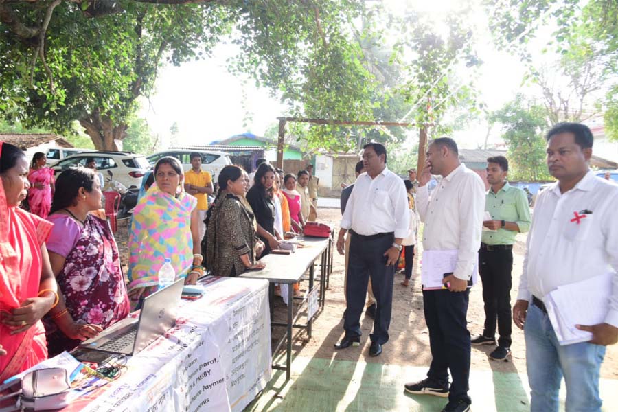 रायपुर : बस्तर कमिश्नर ने ग्राम संबलपुर और बम्हनी में