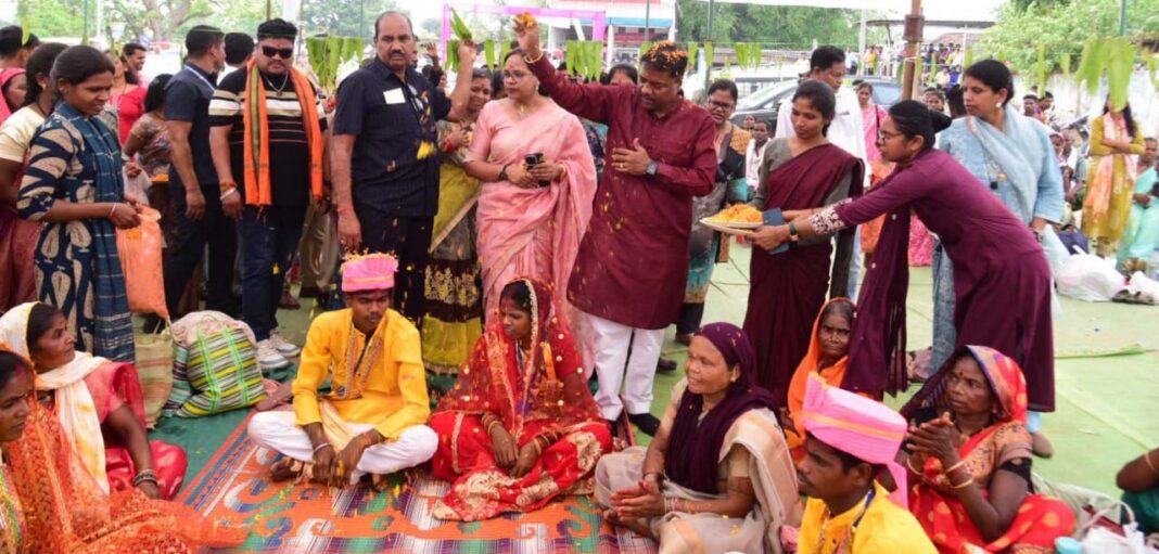 रायपुर : मुख्यमंत्री कन्या विवाह योजना : मर्दापाल में 50 जोड़े बंधे परिणय सूत्र में