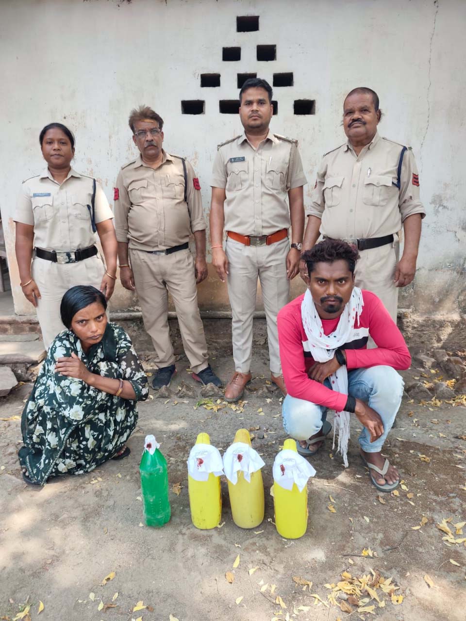 रायपुर : अवैध महुआ शराब पर कार्रवाई, 17.2 लीटर जब्त, दो गिरफ्तार