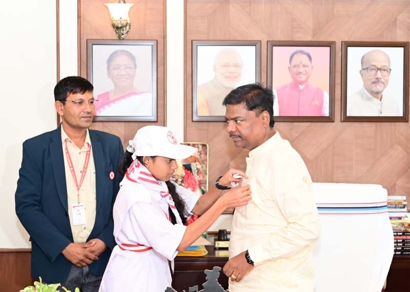रायपुर : विश्व रेड क्रॉस दिवस पर बच्चों ने वन मंत्री केदार कश्यप का किया सम्मान