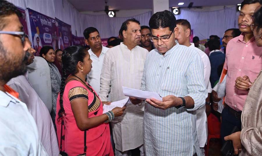 रायपुर : सुशासन की मिसाल : आवेदन देने पहुँची महिला को मौके पर ही मिली डिजिटल किसान किताब
