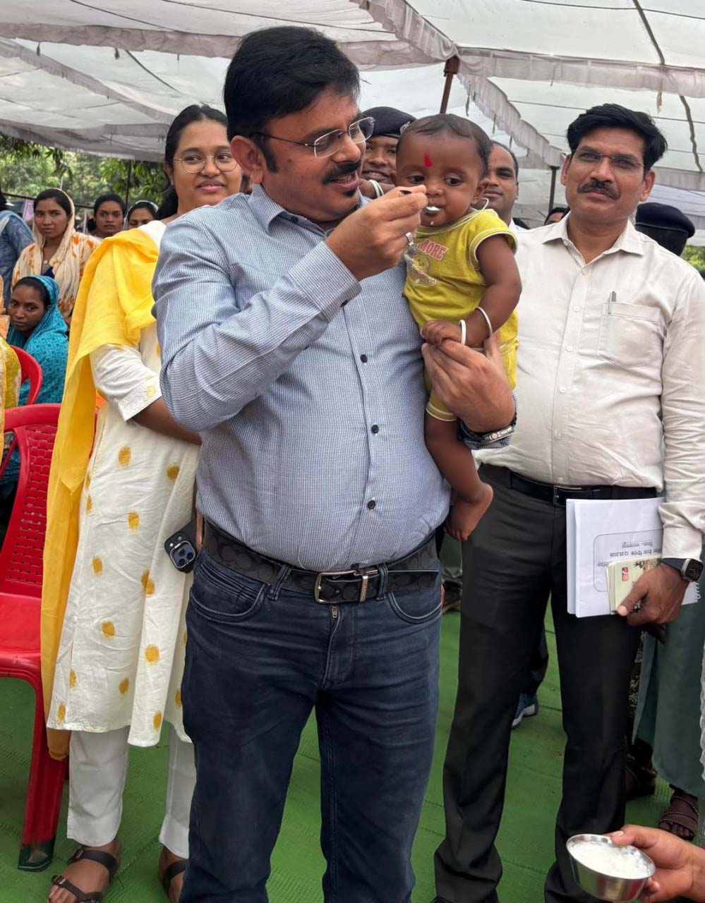 रायपुर : सुशासन तिहार में प्रभारी सचिव ने मौके पर बांटी आवास की चाबियां और राशनकार्ड