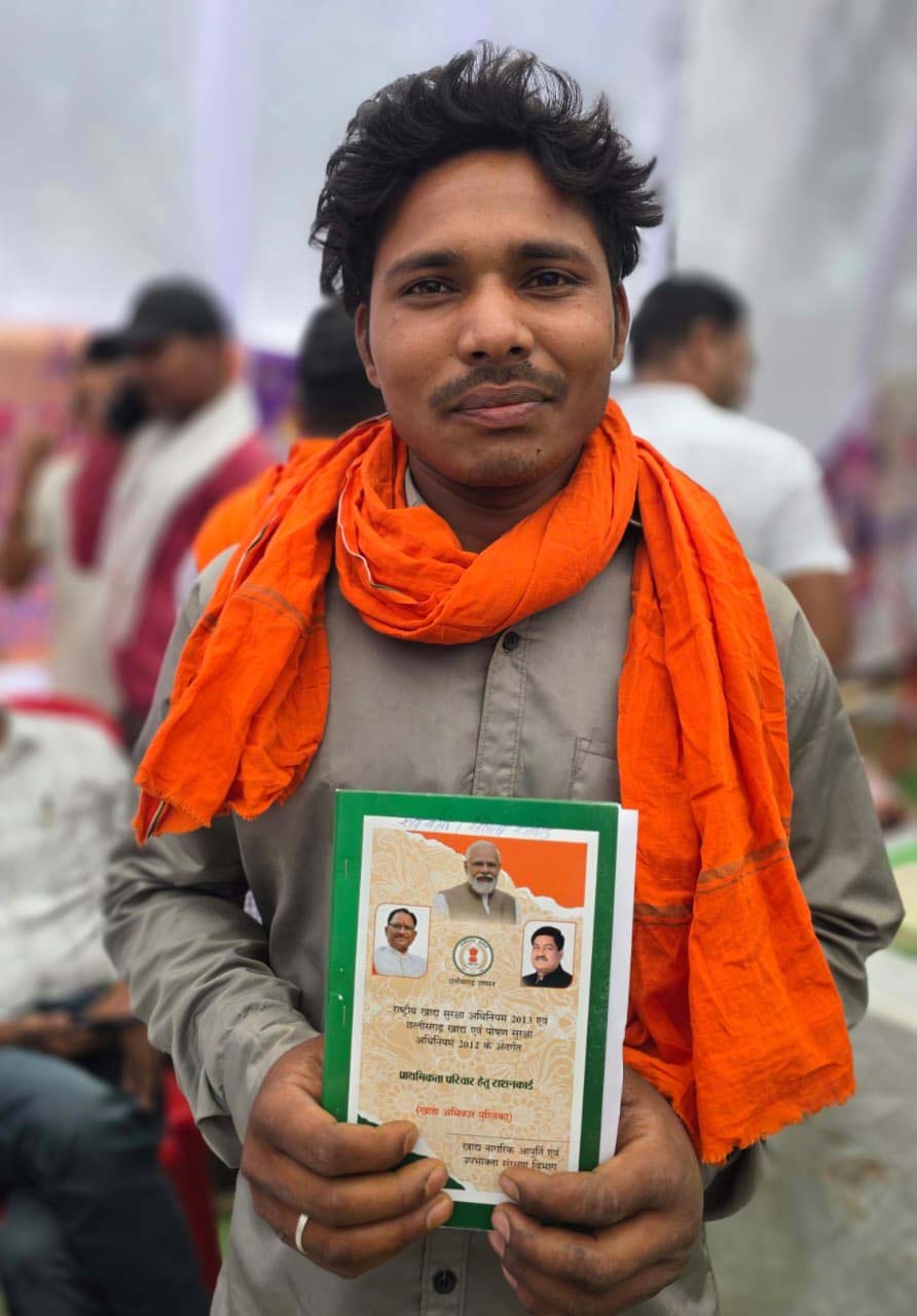 रायपुर : सुशासन तिहार में संतोष को गांव में ही मिला राशन कार्ड, परिवार को मिली बड़ी राहत
