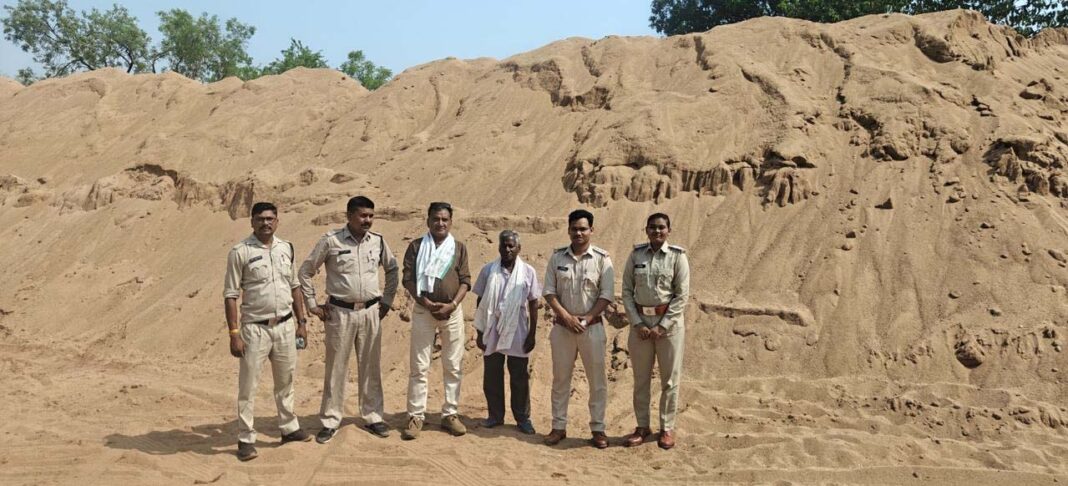 रायपुर : गोबरानवापारा में रेत के अवैध उत्खनन-भण्डारण पर खनिज विभाग की बड़ी कार्रवाई, 2 पोकलेन जब्त-सील