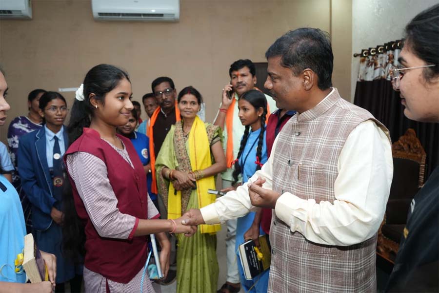 रायपुर : नारायणपुर के मेधावी छात्र सम्मानित- वन मंत्री केदार कश्यप ने खिलाई मिठाई