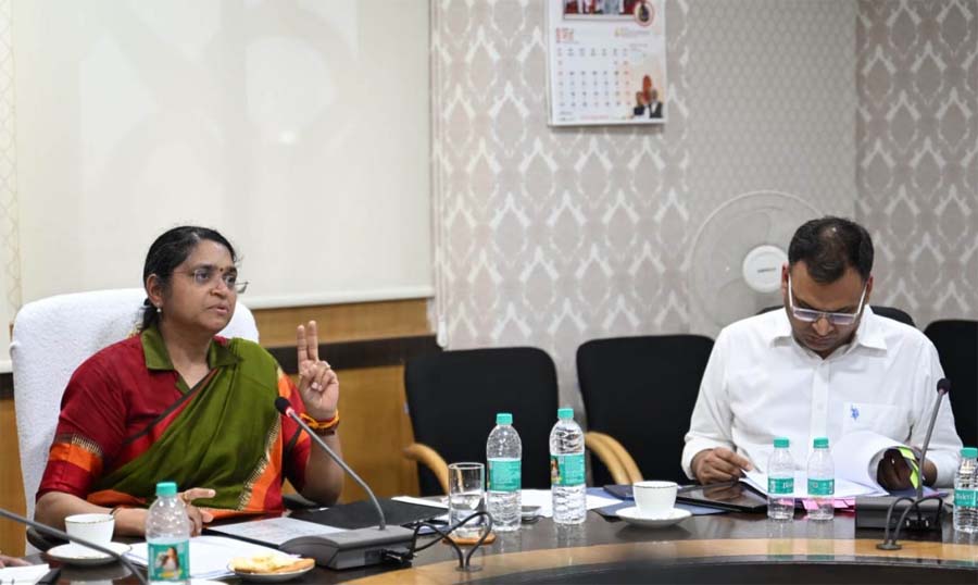 रायपुर : निकायों में सुशासन, जवाबदेही और जन सेवा को दें सर्वोच्च प्राथमिकता, नगरीय प्रशासन विभाग की सचिव शंगीता आर. ने वीडियो कॉन्फ्रेसिंग से ली सभी 194 निकायों की बैठक